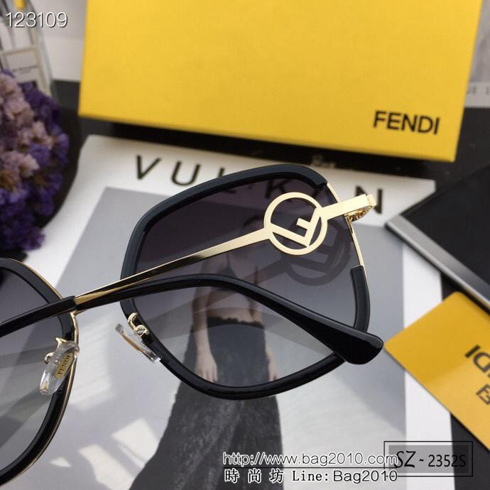 FENDI芬迪 寶麗來樹脂偏光鏡片 PC鏡架 2019新款太陽鏡 遮擋有害光線防輻射 2352S  lly1430